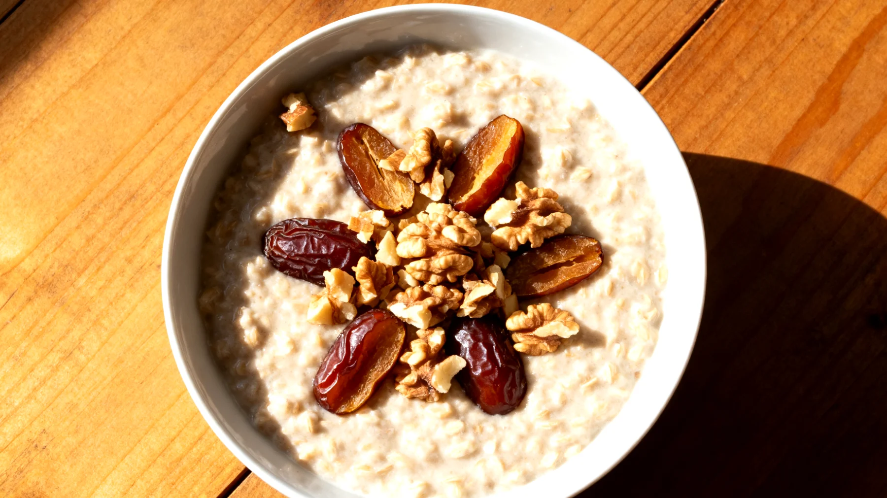 Ashwagandha-Hafer-Porridge mit Walnüssen und Dattel"
