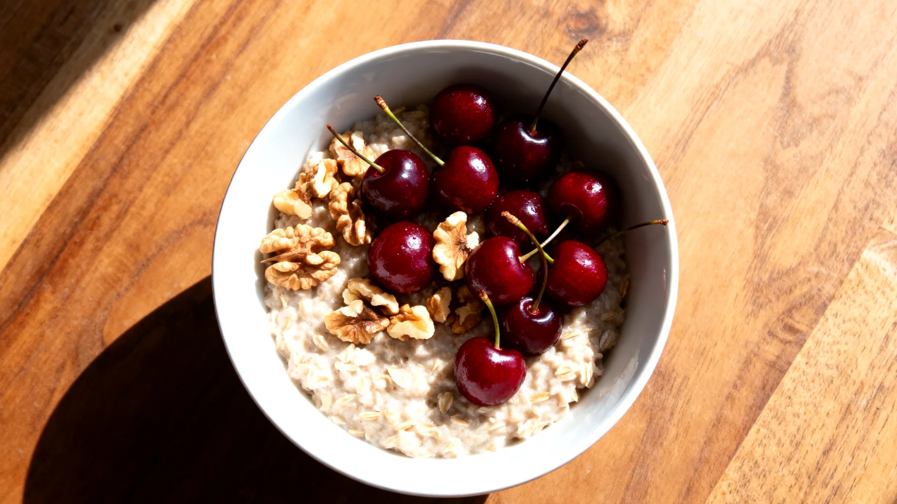 Haferporridge mit Sauerkirschen und Walnüssen"