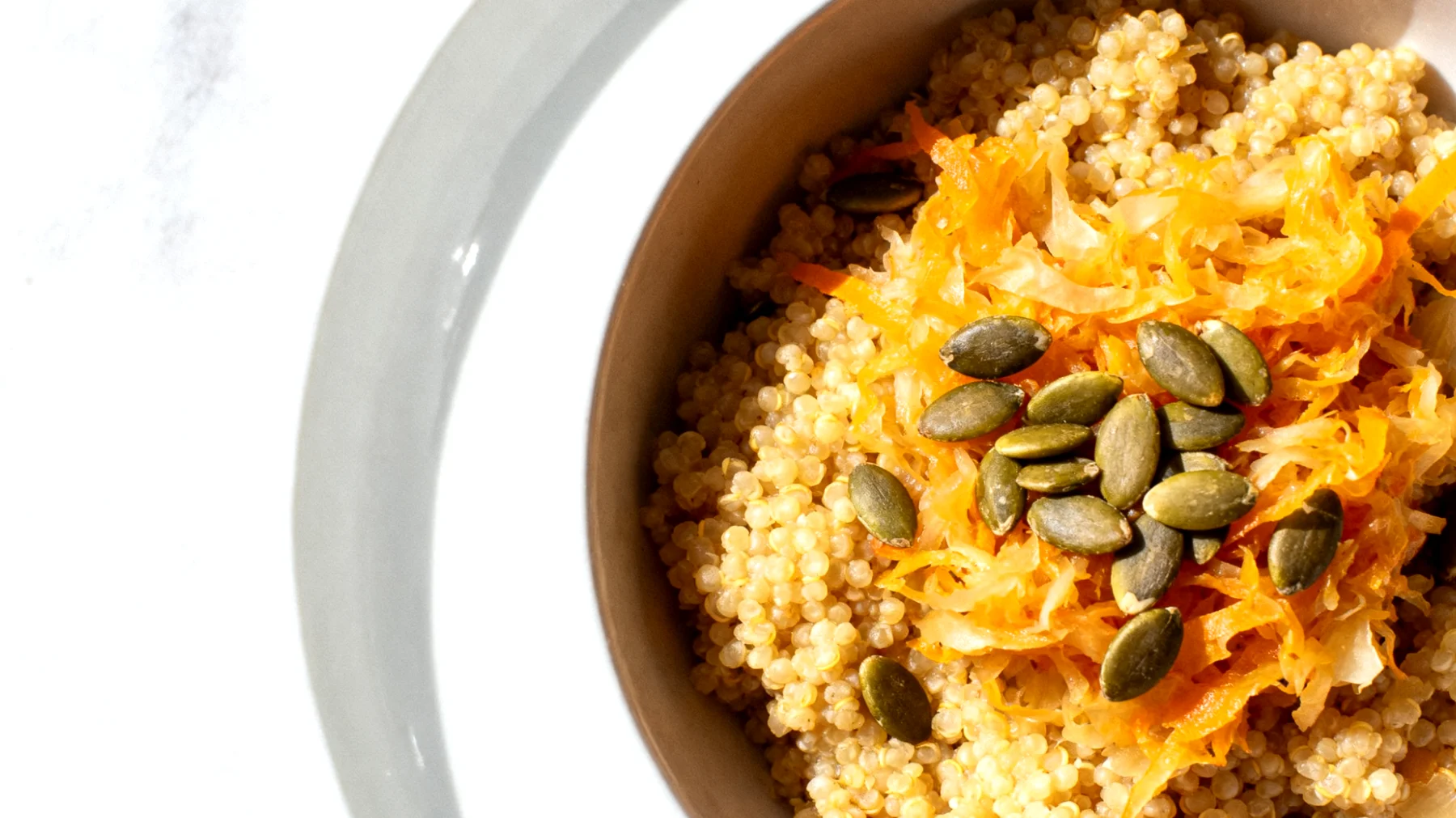 Hirsesalat mit fermentiertem Gemüse (Sauerkraut) und Kürbiskernen"