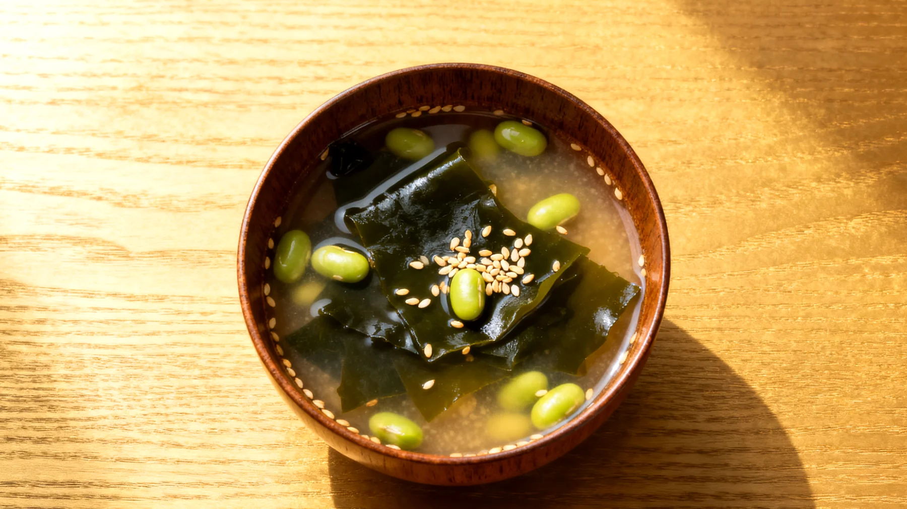 Miso-Suppe mit Wakame-Algen, Edamame und Sesam"