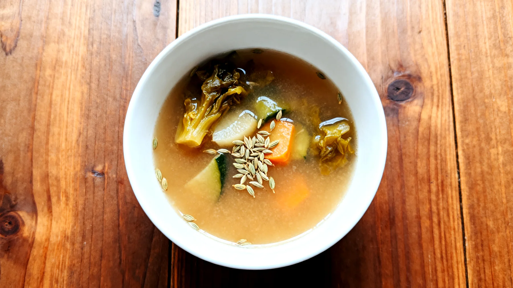 Miso-Suppe mit fermentiertem Gemüse (Sauerkraut oder Kimchi) und Fenchelsamen"